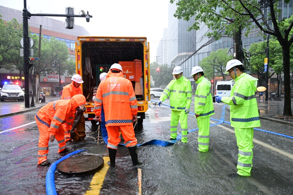 台风带来一夜风雨，上海优发国际随优而动一触即发水务连夜抢排积水、清理雨水口杂物